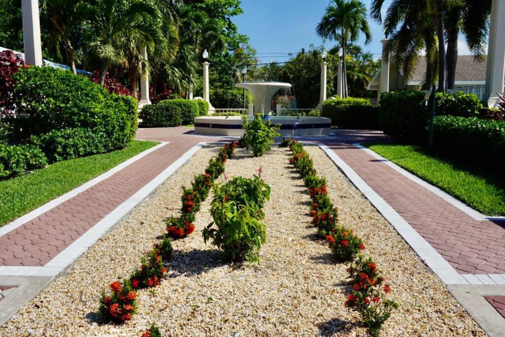 Serenity At Seascape: Steps To The Beach & Shops Palm Beach Shores Exterior foto