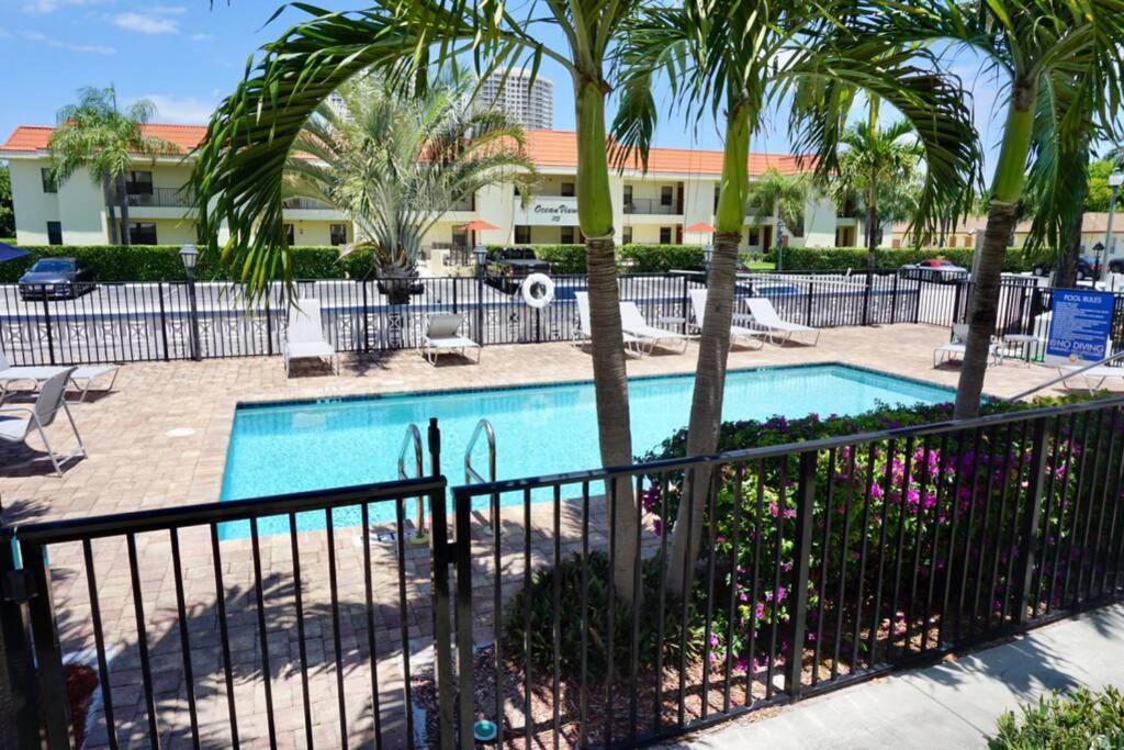 Serenity At Seascape: Steps To The Beach & Shops Palm Beach Shores Exterior foto